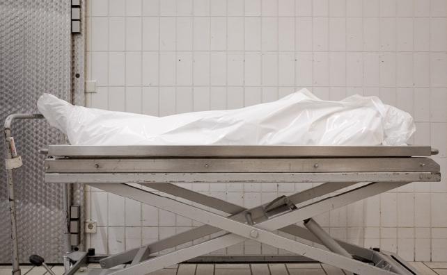 老太进水晶棺后复活，人死后灵魂会出窍吗？