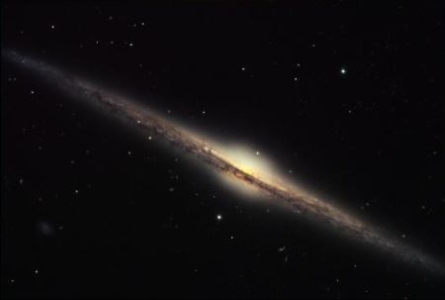 太阳质量的1000万亿倍的超大星系出现了！