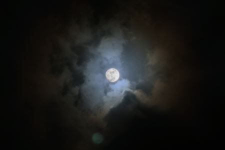 月球发现外来飞行物？频繁出来惹争议（正在研究）？