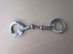 边境赌博有多可怕？女的裸体拍卖，男的生拔指甲