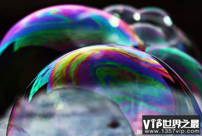 世界上最大的肥皂泡 由英国泡泡专家制作(直径11英尺)
