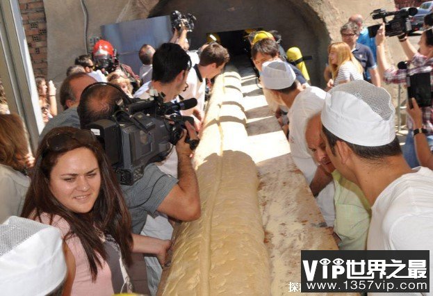 世界上最大的面包 由300多个面点师制作而成(长1700米)