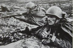 二战苏联戴钢盔的士兵与带布帽的士兵有什么区别？