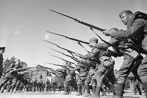二战苏联戴钢盔的士兵与带布帽的士兵有什么区别?