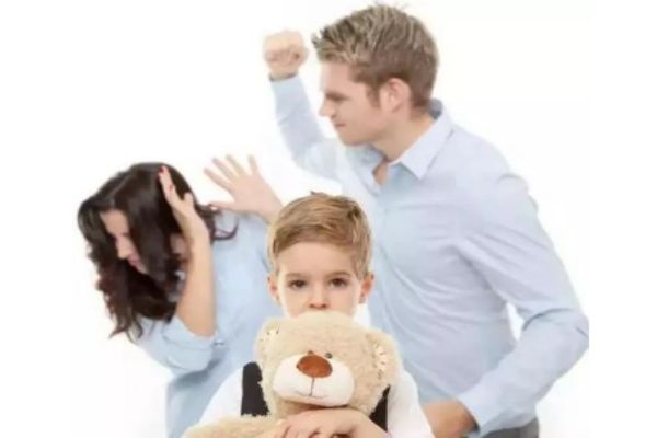 夫妻吵架为什么要避开孩子 夫妻吵架对孩子的影响