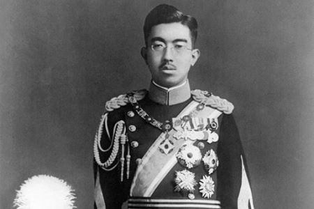 二战结束后日本裕仁天皇为何没有切腹自尽?回答很无耻