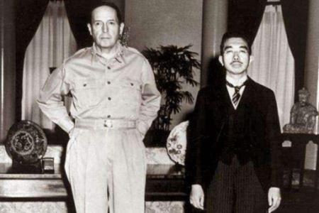 二战结束后日本裕仁天皇为何没有切腹自尽?回答很无耻